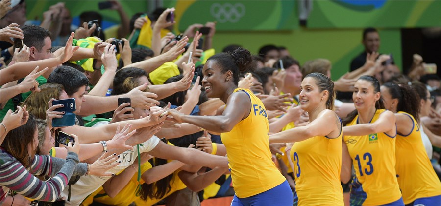 "Trenzinho" para cumprimentar a torcida é a marca registrada da seleção feminina na Rio 2016 (Fotos: FIVB)
