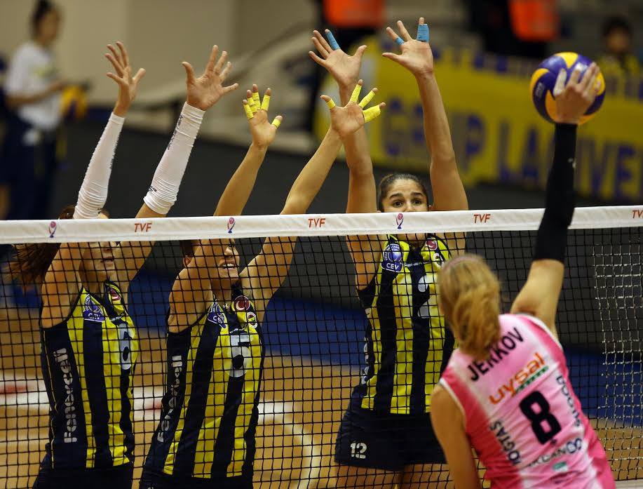Natália (12) tenta bloquear o ataque de Mia Jerkov (Fenerbahçe)