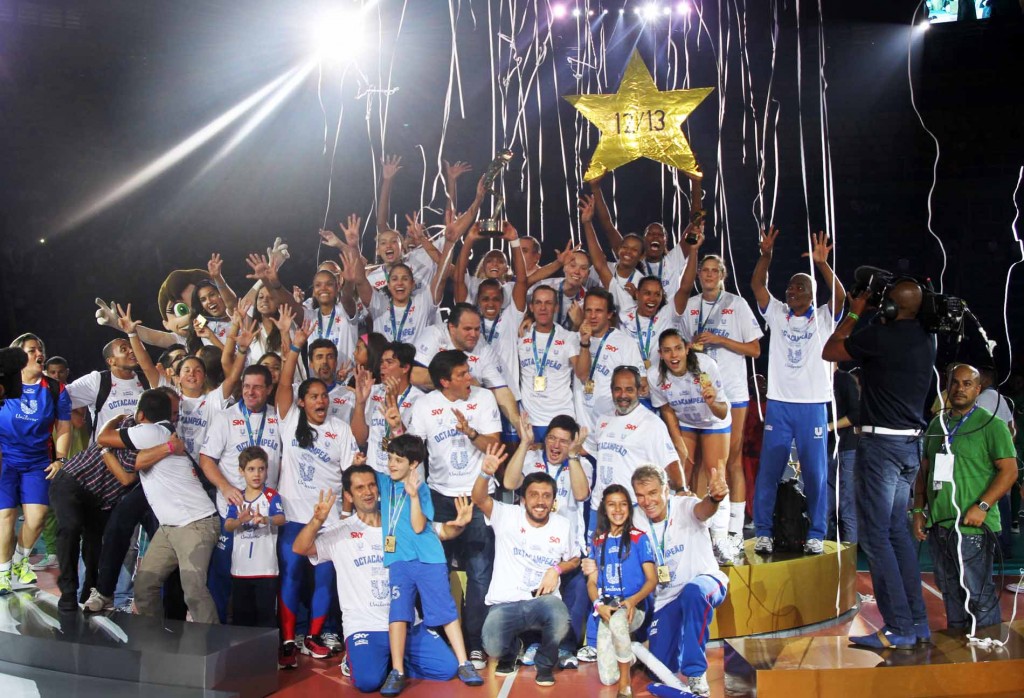 Unilever comemora título nacional da temporada 2012/13 (Alexandre Arruda/CBV)